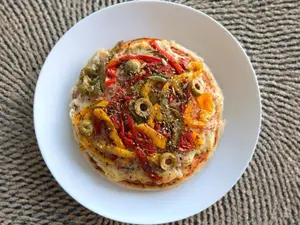 Pizza de jamón y morrones
