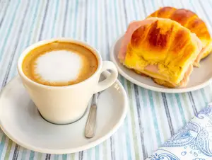 Café + 2 medialuna jamón y qso