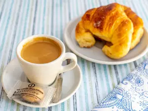 Café chico + 2 Medialunas