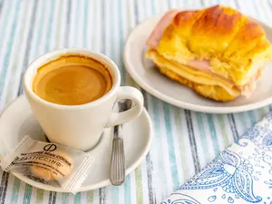 Café + medialuna jamon y queso