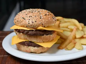 Hamb doble c/cheddar +fritas