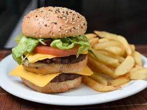 Hamburguesa Bomba con papas fritas