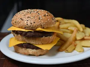 Hamburguesa c/cheddar + fritas