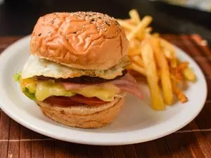 Hamburguesa completa + fritas