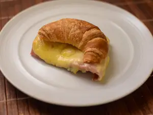 Medialuna con jamón y queso