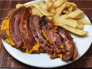 Mila c/cheddar y bacon +fritas
