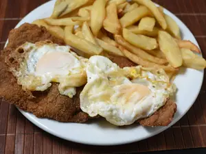 Milanesa a caballo + fritas