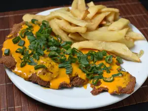 Milanesa Con Cheddar Y Verdeo