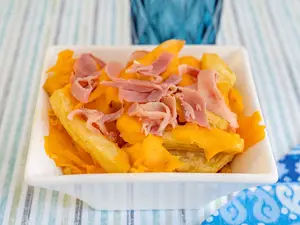 Papas con cheddar y panceta