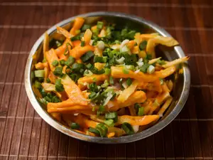 Papas con cheddar y verdeo