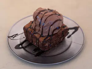 Brownie con salsa de chocolate