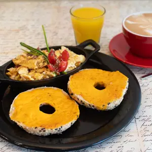 Desayuno con begel americano