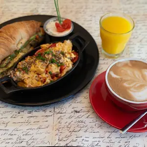 Desayuno con croissant
