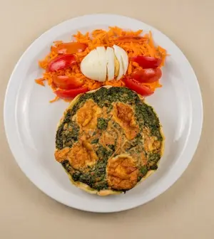 Tarta de verdura con ensalada.