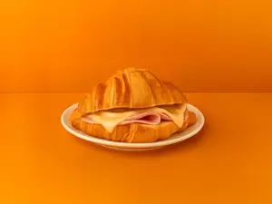 Croissant jamón y queso