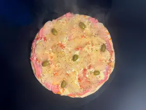 Pizza jamón crudo y ananá