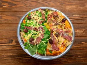 Pizza jamón crudo y rúcula