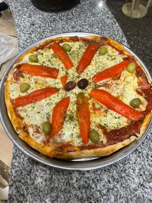 Pizza jamón y morrón