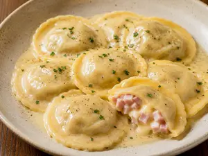 Sorrentinos de jamon y queso con bolognesa