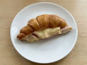 Medialuna con jamón y queso