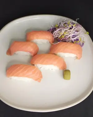 Nigiri salmon