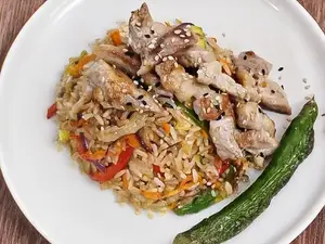Wok de pollo + 2 empanaditas