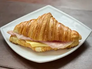 Croissant jamón y queso