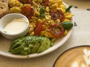Huevos revueltos más tostadas