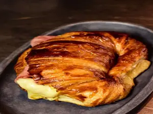 Medialuna con jamón y queso (unidad)