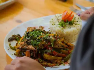 Wok de pollo con arroz