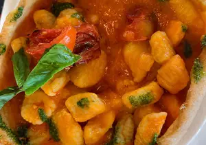 Ñoquis de papa mediterranea o pesto