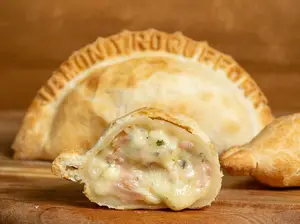 Empanada de roquefort y jamón hojaldre