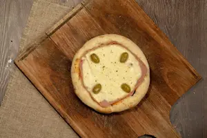 Pizza individual muzzarella con jamón
