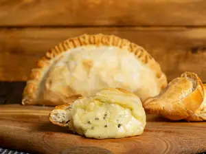 Empanada de cuatro quesos hojaldre