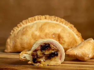 Empanada de ciruela y panceta hojaldre
