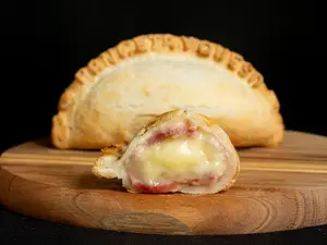 Empanada de panceta y queso hojaldre