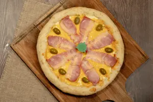 Pizza panceta y cheddar
