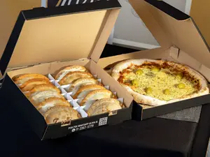 Pizza de Muzzarella + 12  Empanadas a elección