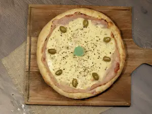 Pizza muzzarella c/ jamón grande
