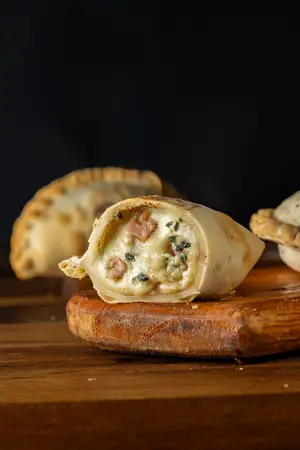 PROMO ALMUERZO (2 Empanadas a Elección 120 grs + Bebida)