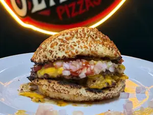 Hamburguesa cheddar bacon y papas fritas