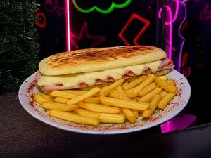 Sándwich jamón, queso y fritas