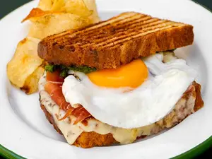 Crudo y pesto con huevo