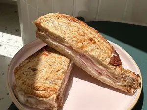 M madre lomito ahumado y queso