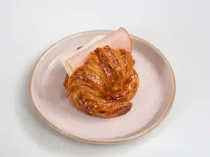 Medialuna con jamón y queso