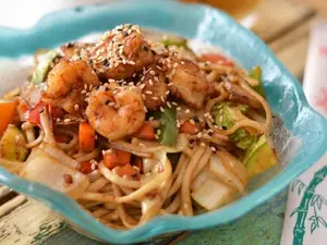 Yaki udon con langostinos