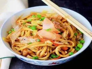 Yaki udon con lomo