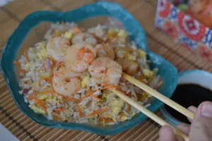 Yakimeshi con langostino