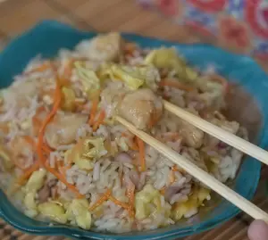 Yakimeshi con pollo