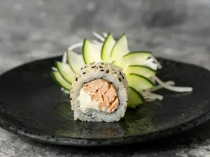 Cooked salmón roll